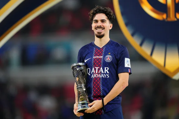 Foto colorida de Vitinha, do PSG - Metrópoles
