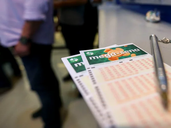 Imagem colorida mostra cartelas de loterias da Caixa - Metrópoles