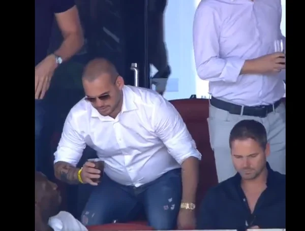 Curtindo a vida: Sneijder aparece mais pesado dias após aposentadoria
