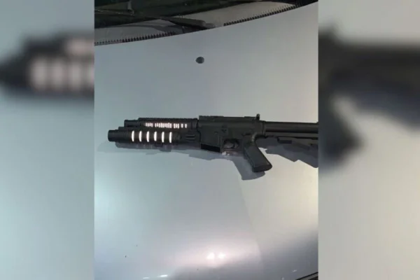 Imagem colorida de rifle de brinquedo - Metrópoles