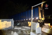 Mesmo após o primeiro impacto, o caminhão ainda colidiu contra uma casa