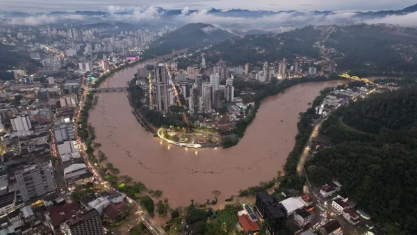 Prefeito de Blumenau alerta contra fake news sobre enchentes
