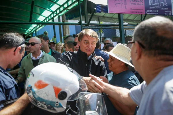 bolsonaro cumprimenta apoaidores na feira guara domingo brasilia