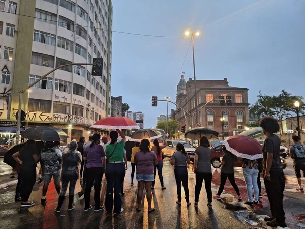 Imagem colorida mostra moradores de condomínio na região da Cracolândia em protesto contra o fluxo de usuários no local - Metrópoles