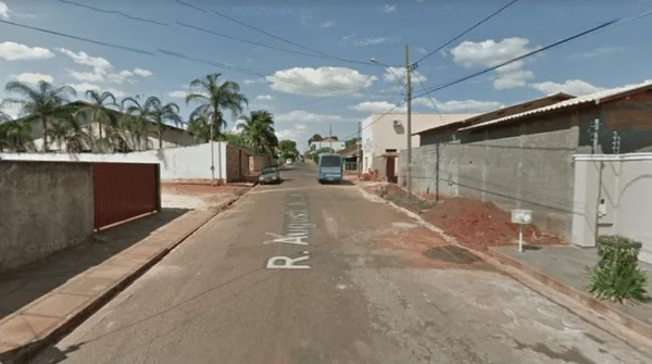 O suspeito teria passado a mão em uma garota de 13 anos, o que terminou em uma briga generalizada