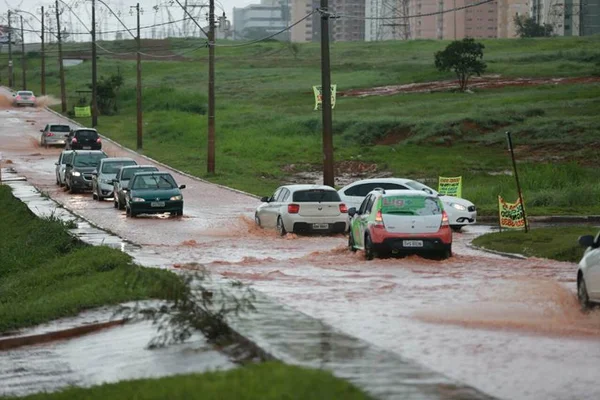 Defesa Civil emite alerta de chuva intensa no Distrito Federal