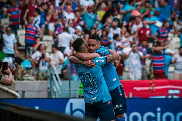 Imagem colorida dos jogadores do Fortaleza comemorando gol