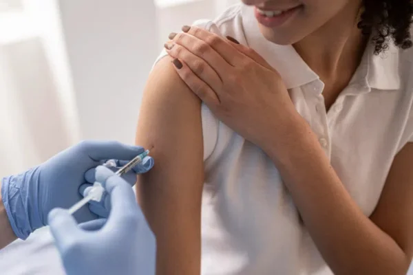Imagem colorida de pessoa sendo vacinada Vacinas imunização diabetes
