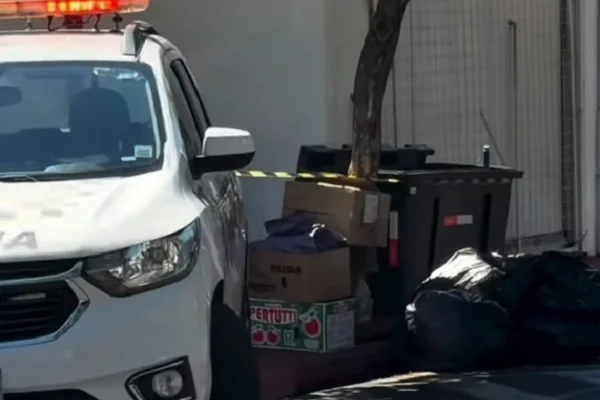 Imagem colorida de viatura da polícia militar ao lado de lixeira onde corpo esquartejado foi encontrado, em Rio Preto - Metrópoles