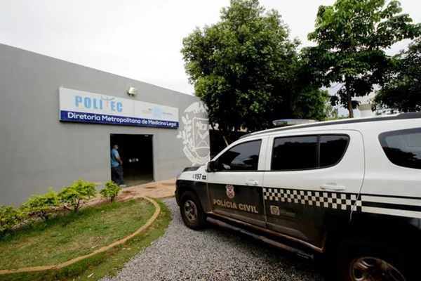 Entregador de lanches é baleado em troca de tiros no IML