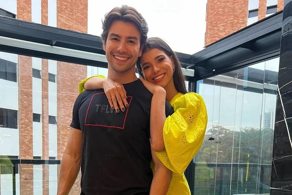 Foto colorida de Jakelyne Oliveira e Mariano abraçados - Metrópoles