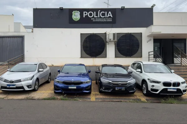 carros apreendidos pela PCDF durante operação contra fraude no Detran