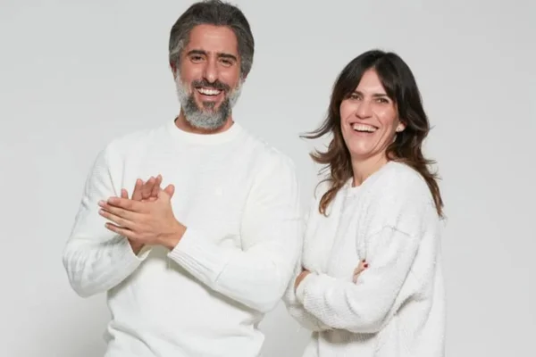 Cintia Araium e Marcos Mion posam juntos e sorridentes de look branco - Metrópoles