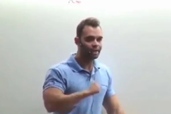 Imagem colorida mostra trecho de vídeo em que professor fala sobre "cãmara de gás" em cursinho - Metrópoles