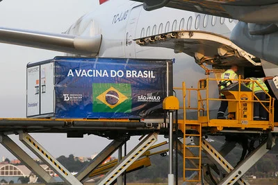 Coronavac: SP recebe insumo para produzir mais 10 milhões de doses