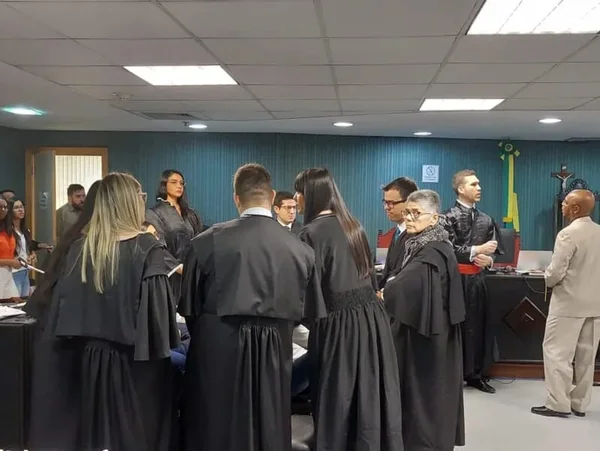 Flordelis chora em julgamento e defesa arma “barreira humana”; vídeo