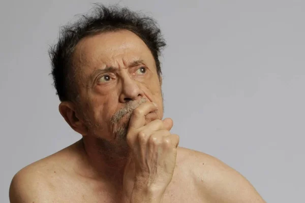 Foto colorida de Tom Zé pensativo - Metrópoles