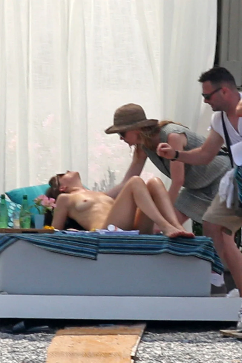 Dakota Johnson faz topless durante filmagem de novo “50 Tons de Cinza” - imagem 2 Dakota Johnson faz topless durante filmagem de novo “50 Tons de Cinza” - imagem 2