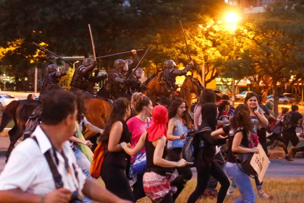 Centro de Brasília é palco de novo protesto contra aumento de tarifas