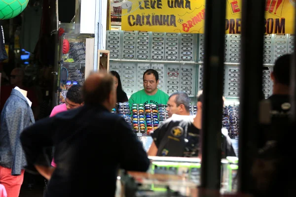 Líder de máfia chinesa que comanda Feira dos Importados paga fiança e é liberado