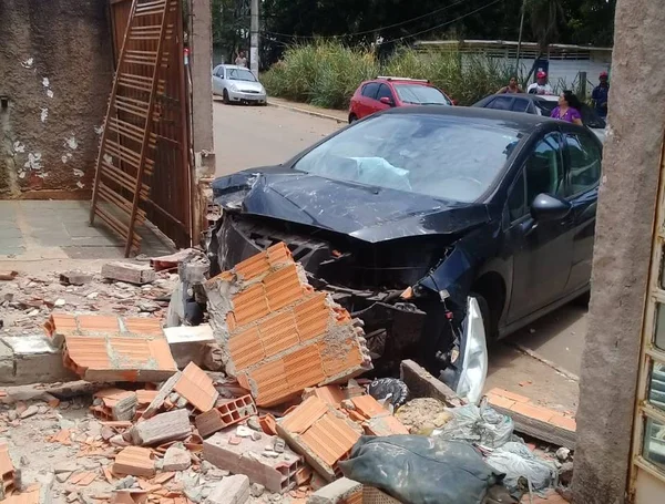 Motorista perde controle do carro, derruba muro e invade casa no DF