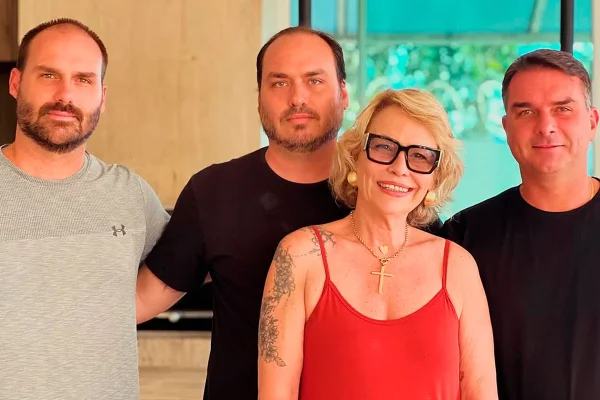 Rogeria Bolsonaro (centro) ao lado dos filhos Eduardo (esquerda), Carlos (centro) e Flávio (direita)