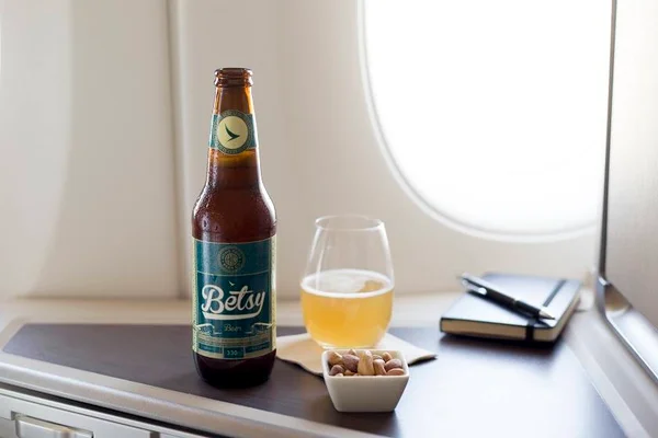 Empresa aérea cria cerveja especialmente para ser tomada nas alturas