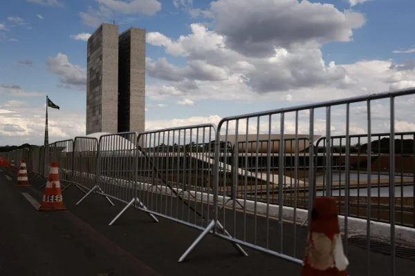 Polciais militares instalam barricadas na Esplanada dos Ministérios para separar pestistas e bolsonaristas no dia das eleições do segundo turno. Ao fundo, o Congresso Nacional - Metrópoles