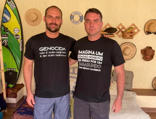 Irmãos Bolsonaro publicam foto usando camisetas com xingamento a Renan