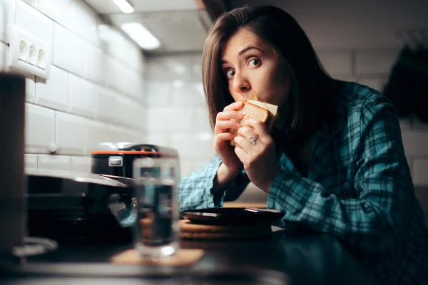 É “permitido” ou não comer pão à noite? Nutricionista esclarece