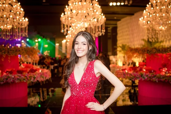 Renato e Aline Leal celebram 15 anos de Gabriela com festa dos sonhos