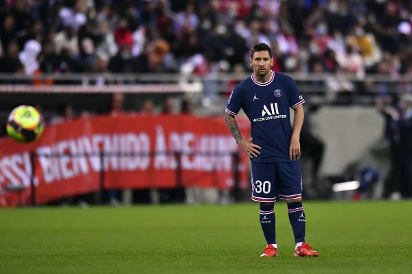 Mbappé rouba a cena em vitória do PSG no dia da estreia de Messi