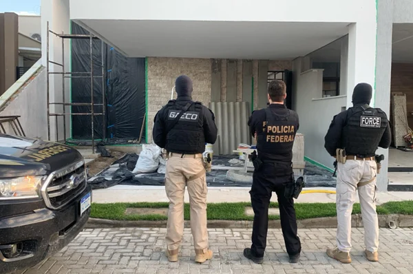 Imagem colorida de policiais em operação na Bahia