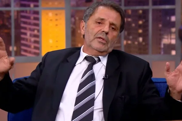 Homem branco de terno