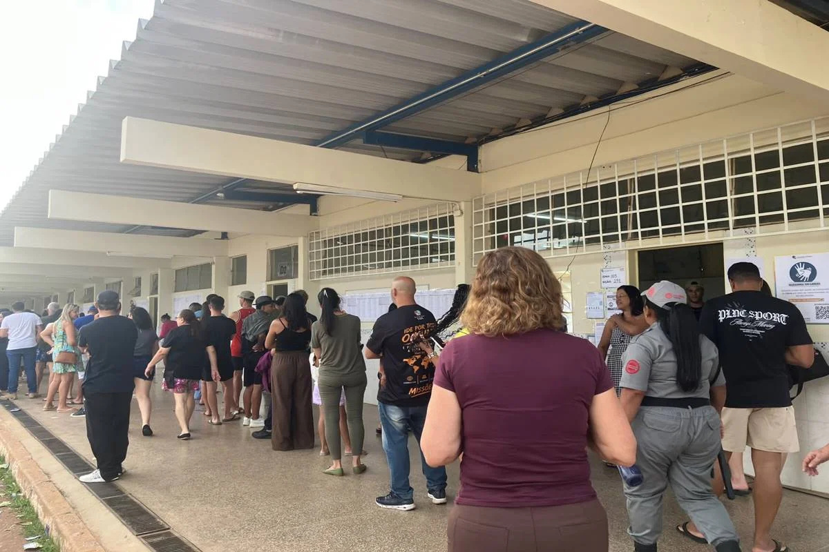 Eleitores que chegaram às filas antes das 17h podem votar Eleitores que chegaram às filas antes das 17h podem votar