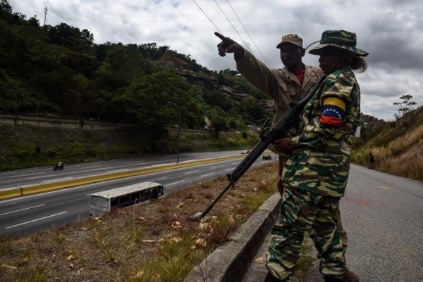 Imagem colorida mostra militares da Venezuela - Metrópoles