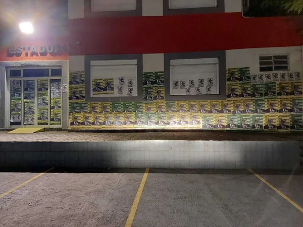 Diretório do PTB é coberto com cartazes de “Fora, Bolsonaro”