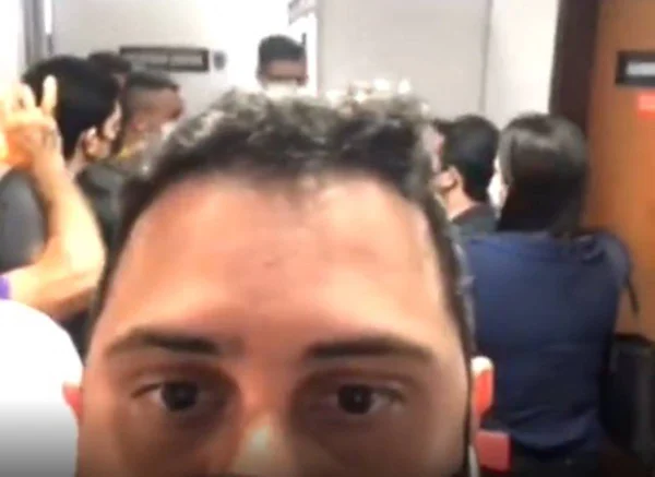 Confusão entre delegado e advogados é transmitida ao vivo nas redes sociais