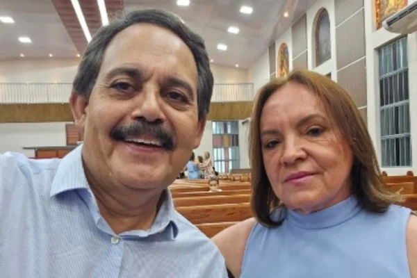 Foto colorida de Ederson da Silva e a esposa, Roseli Amarilda Pechulo Silva, de 62 anos - Metrópoles