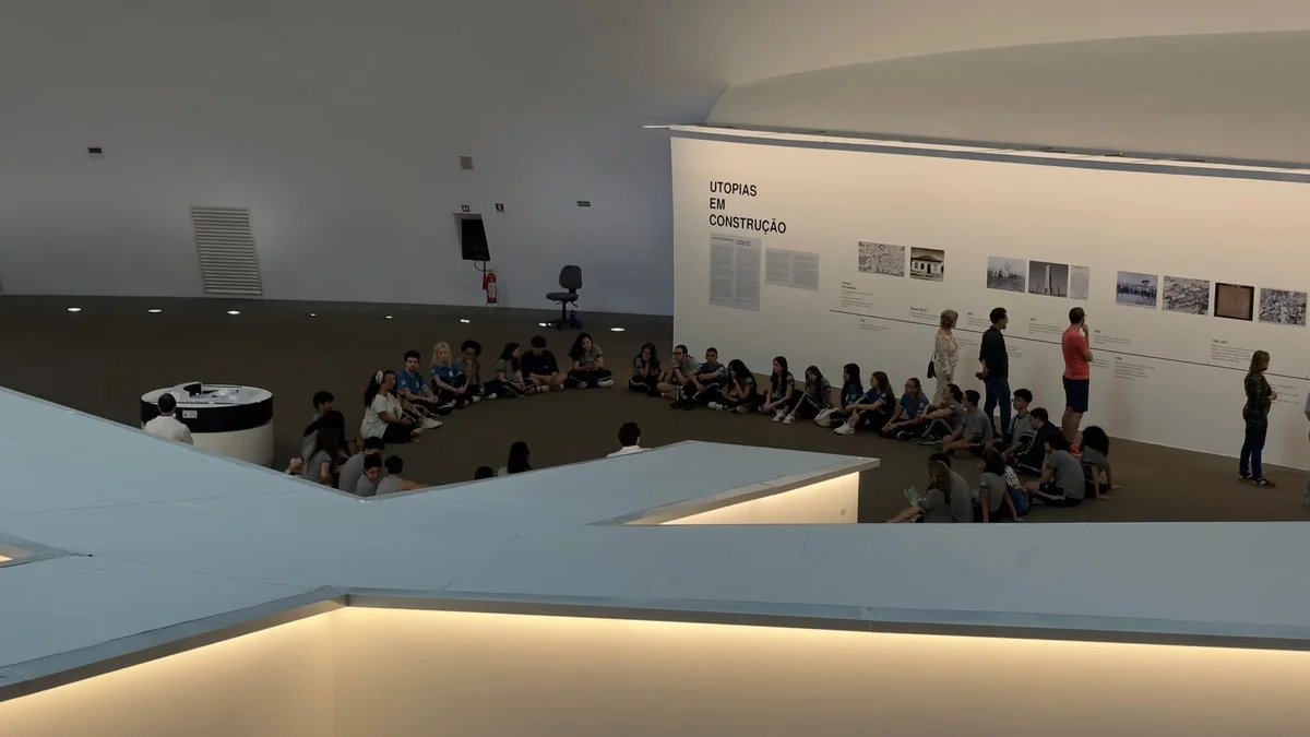 Alunos sendo apresentados à exposição Alunos sendo apresentados à exposição