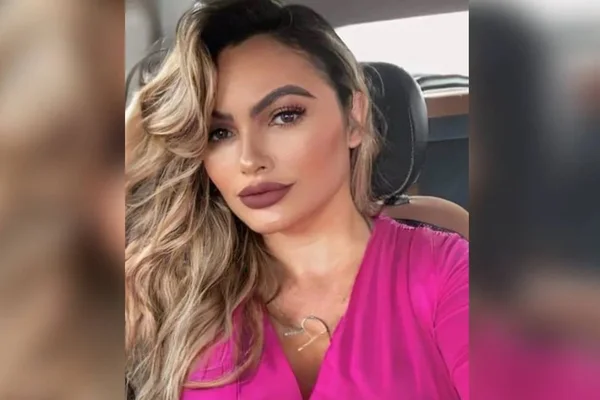 Mulher branca com blusa rosa