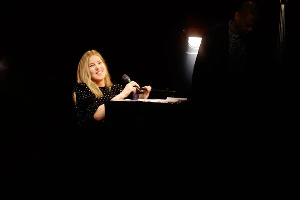 Diana Krall esbanja simpatia e emociona a plateia ao subir no palco
