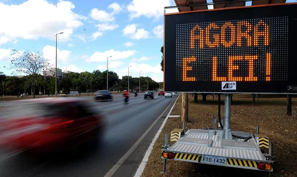 Multas por não usar farol baixo em rodovias do DF serão anuladas