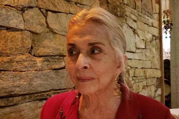 Foto colorida de uma mulher idosa - Metrópoles