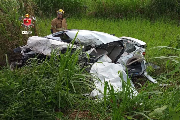 Motorista de 45 anos morre após batida entre carro e caminhão na DF-180