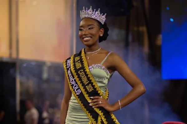 foto colorida de jovem negra de vestido verde e coroa - metrópoles