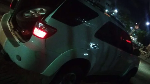 Carro que assaltantes dirigiam quando abordaram mulher