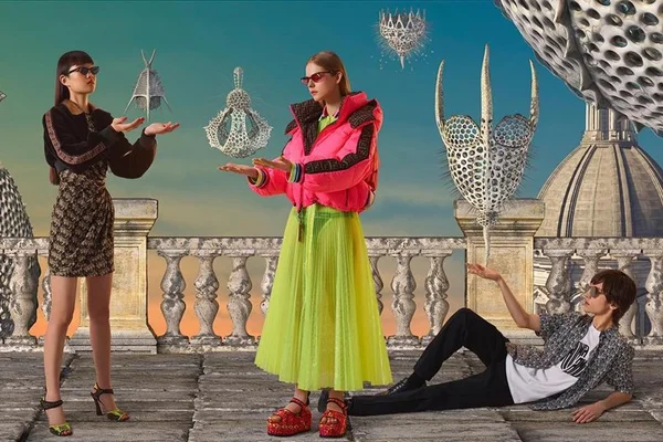 Fendi lança collabs de óculos escuros e peças com logomania em neon