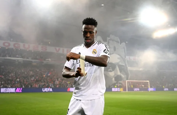 Imagem colorida de Vini Jr, com a camisa do Real Madrid- Metrópoles