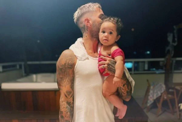 Gui Araújo posa com filha de Karoline e web reage: “Militão espumando”